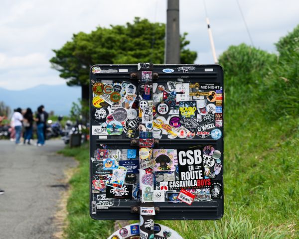 看板裏のステッカー